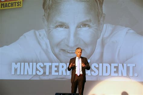 Sein Hof, seine Nazi.